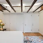 Historic Home With Free Parking In Quiet, Convenient
