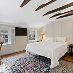 Historic Home With Free Parking In Quiet, Convenient
