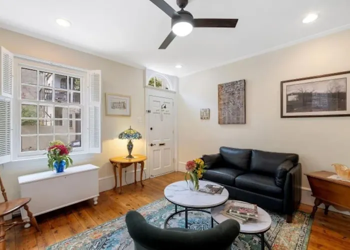 Historic Home With Free Parking In Quiet, Convenient