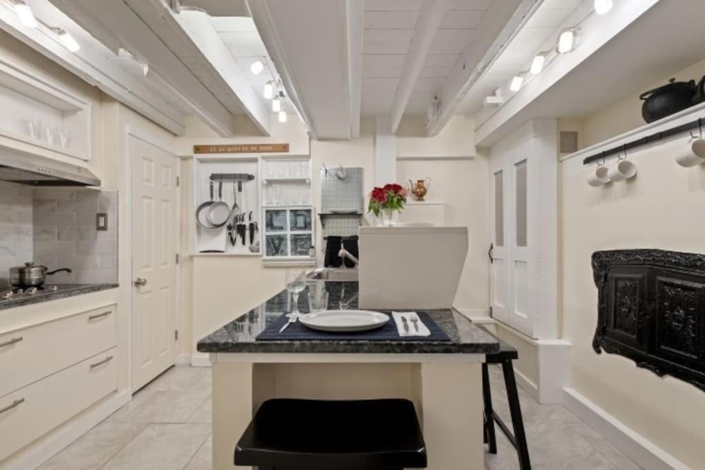 Historic With Free Parking In Quiet, Convenient Philadelphia