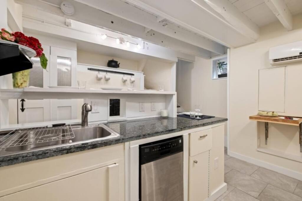 Holiday home Historic With Free Parking In Quiet, Convenient *