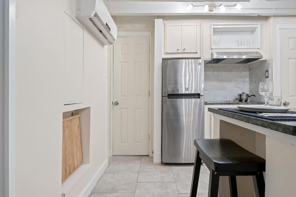 Historic With Free Parking In Quiet, Convenient *