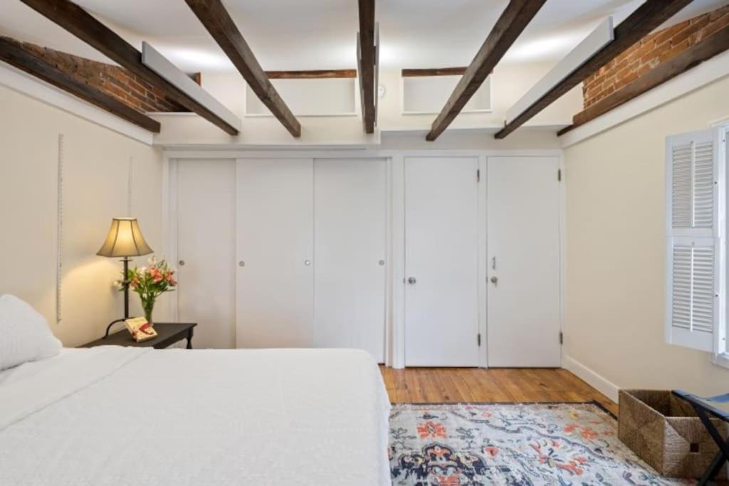 Historic With Free Parking In Quiet, Convenient *