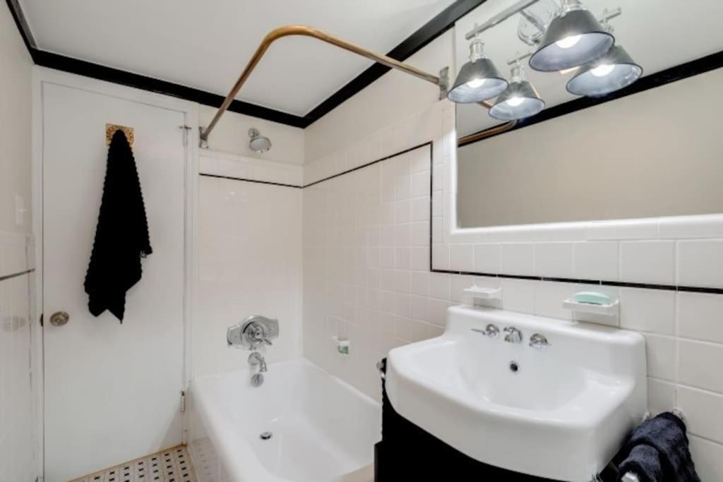 Historic With Free Parking In Quiet, Convenient