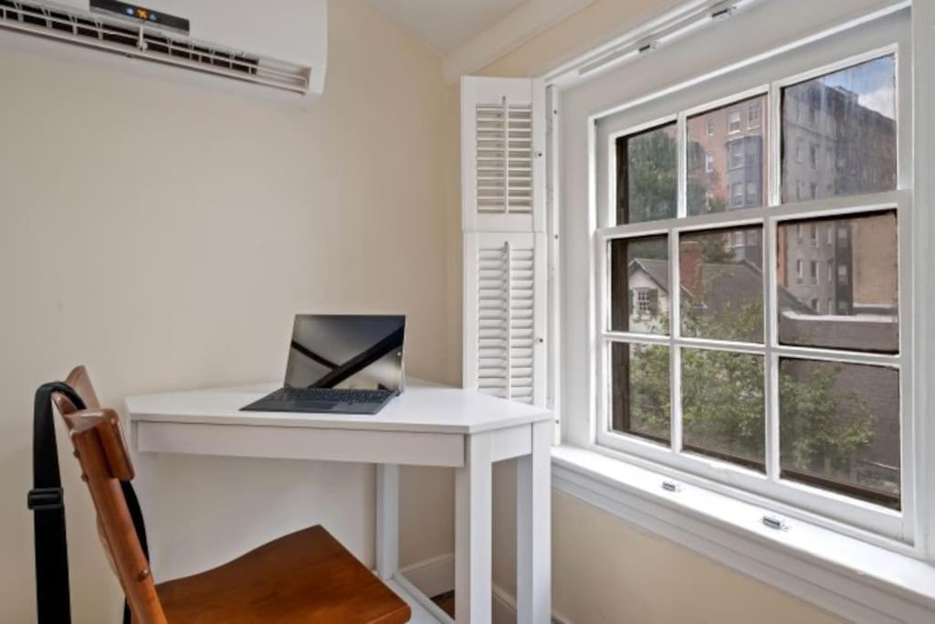 Historic With Free Parking In Quiet, Convenient Holiday home *