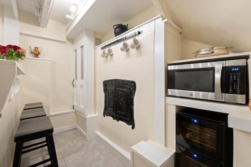 Historic With Free Parking In Quiet, Convenient Holiday home Philadelphia