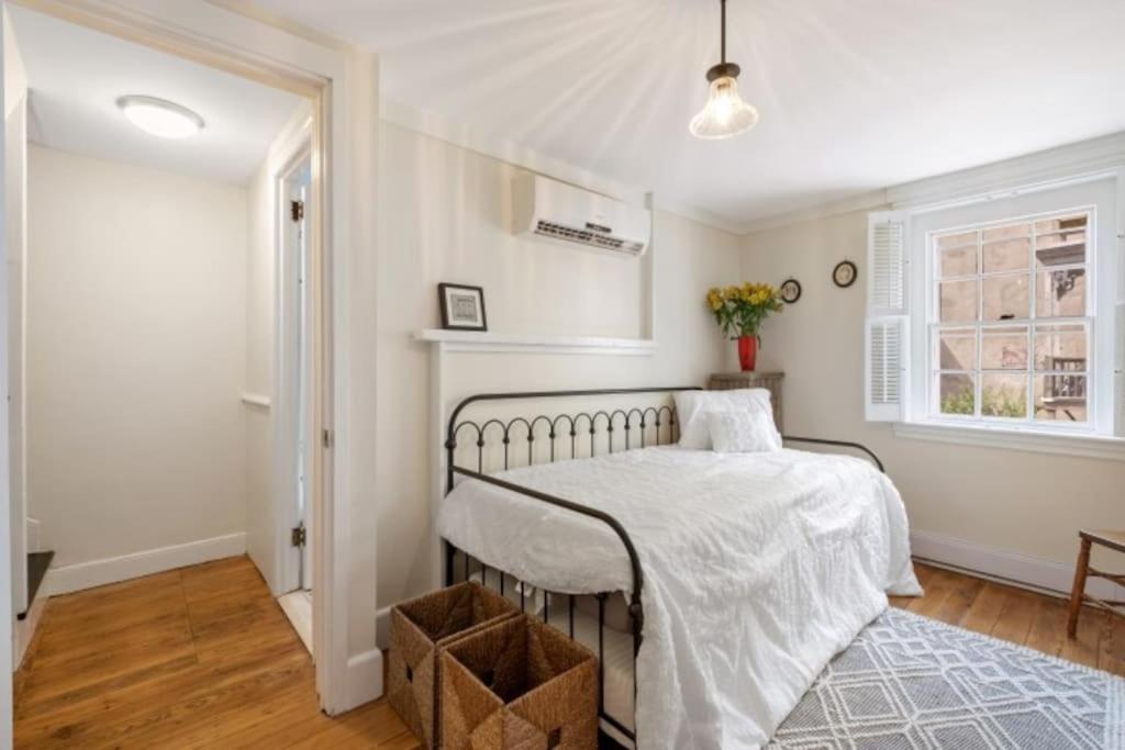 Historic With Free Parking In Quiet, Convenient *