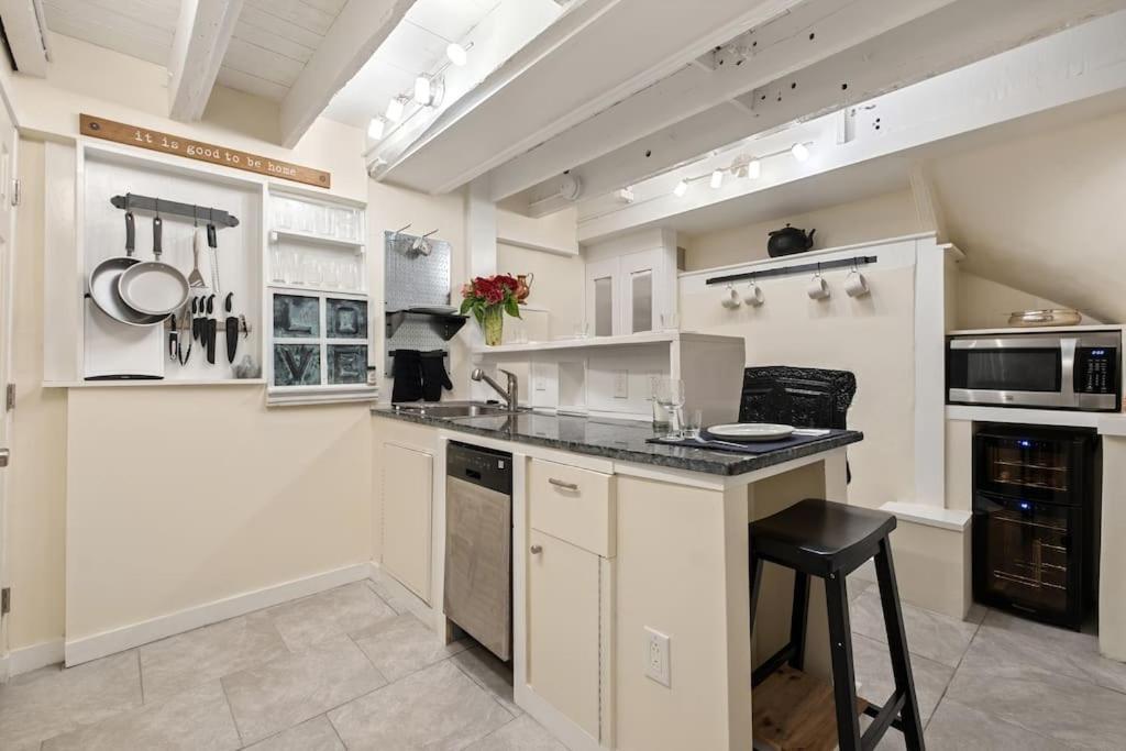Holiday home Historic With Free Parking In Quiet, Convenient *
