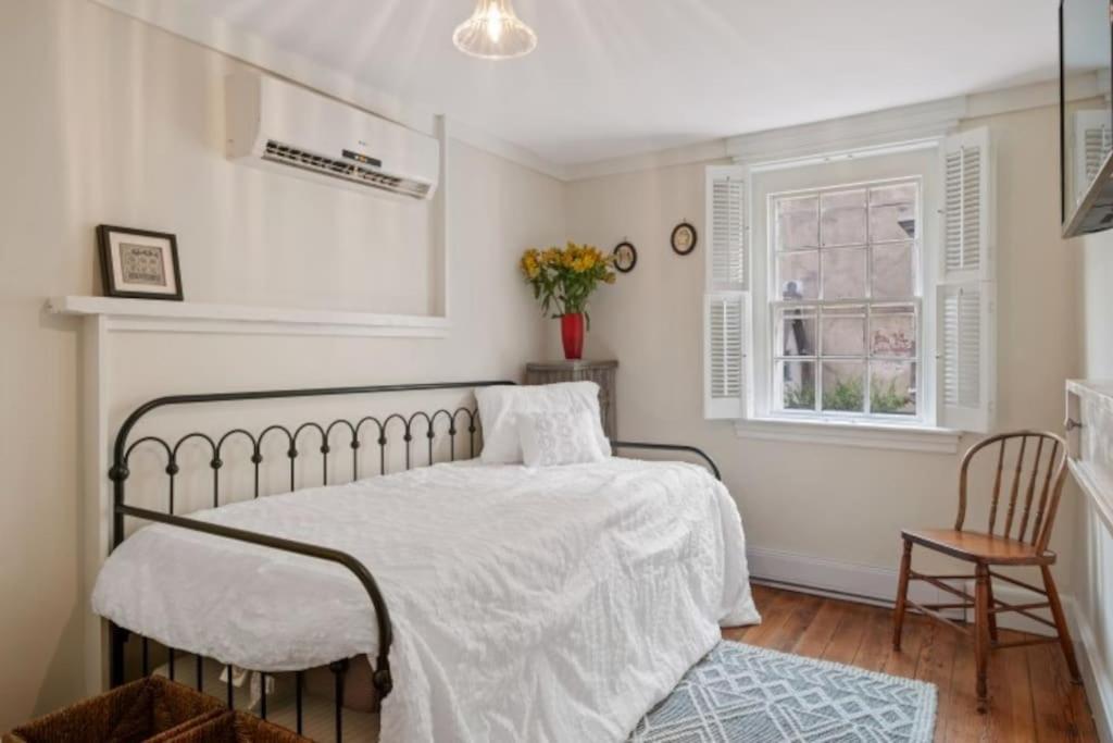 Historic With Free Parking In Quiet, Convenient Philadelphia