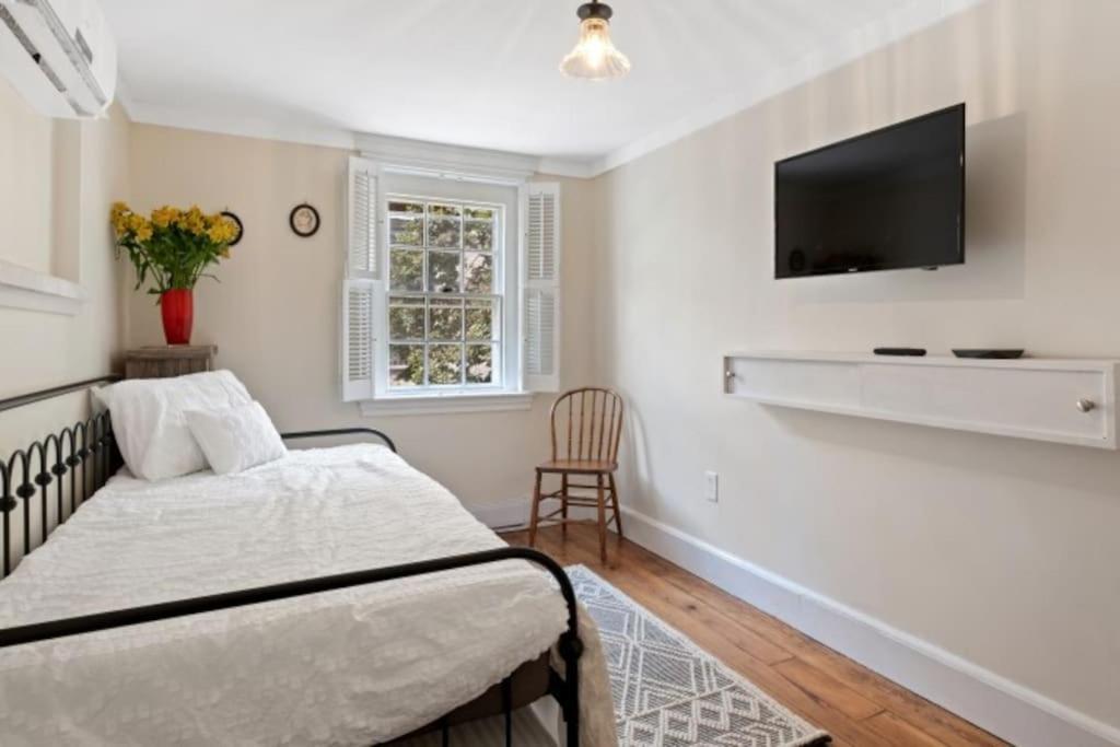 Holiday home Historic With Free Parking In Quiet, Convenient *