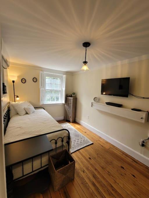 Historic With Free Parking In Quiet, Convenient *