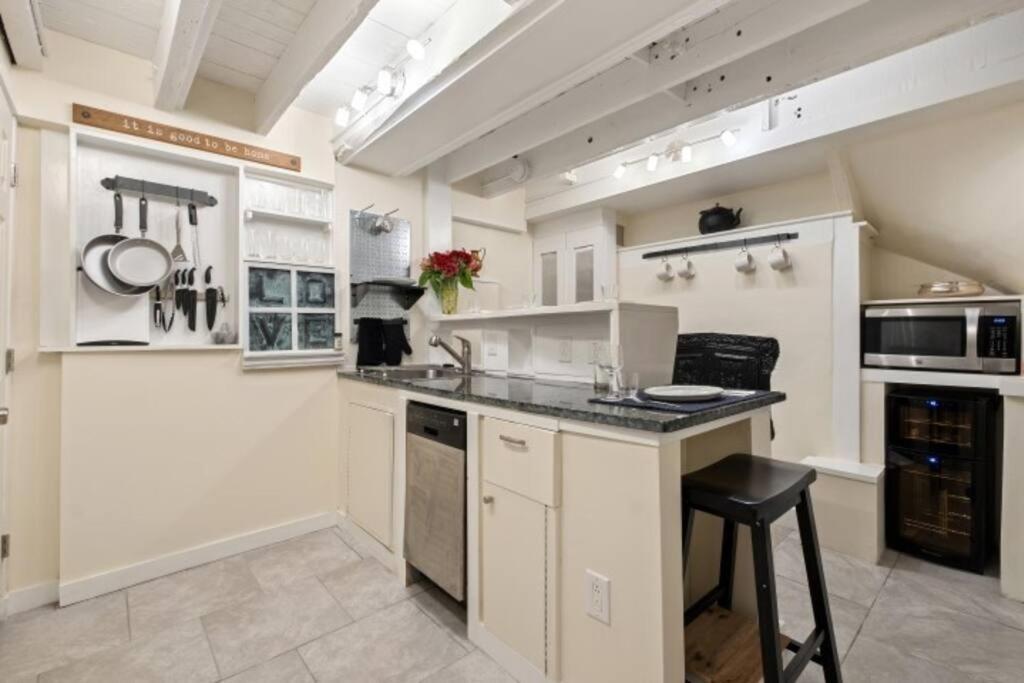 Historic With Free Parking In Quiet, Convenient * Philadelphia